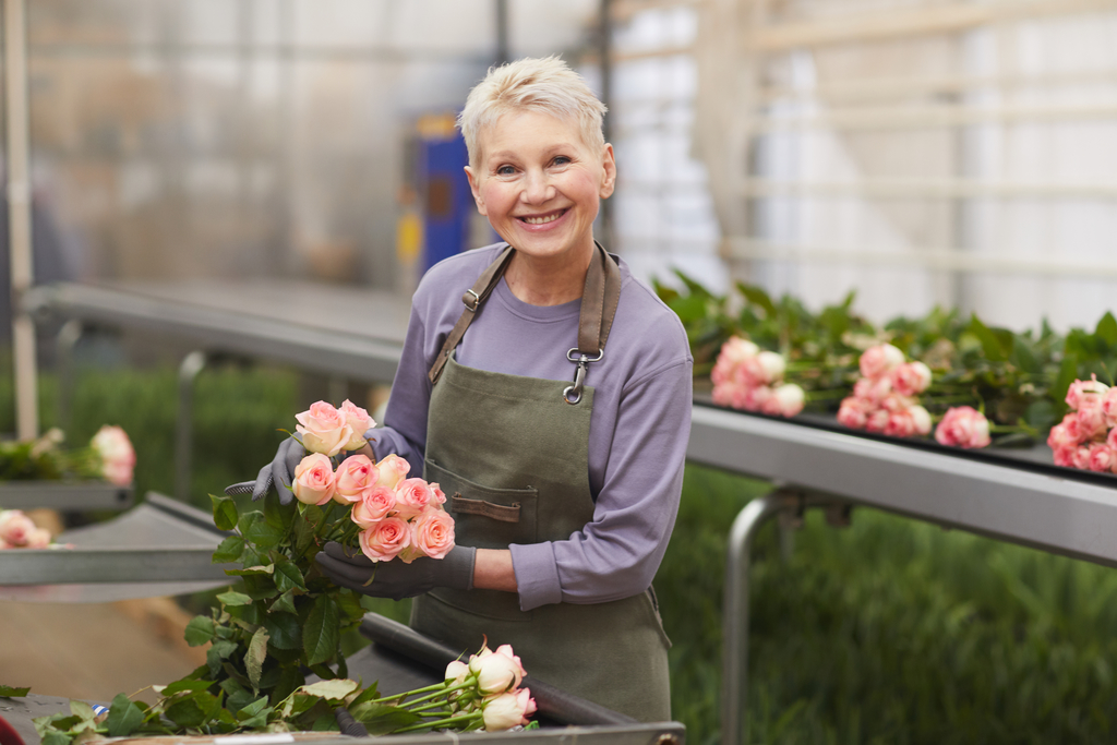 Work in roses’ greenhouse 