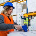 Ambalare, adăugare de autocolante într-un centru logistic